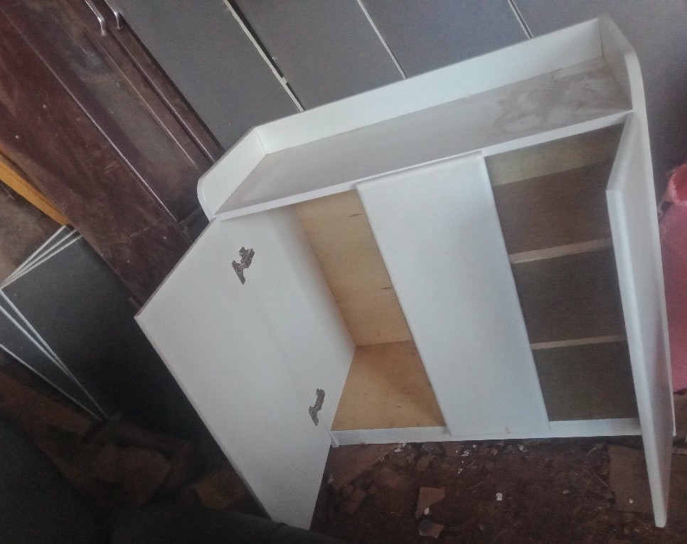 Simple kitchen cabinent